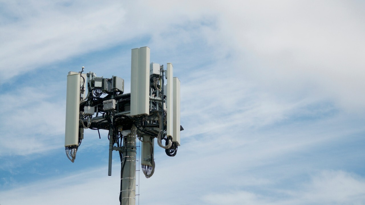  Cận cảnh cột phát sóng 5G. 