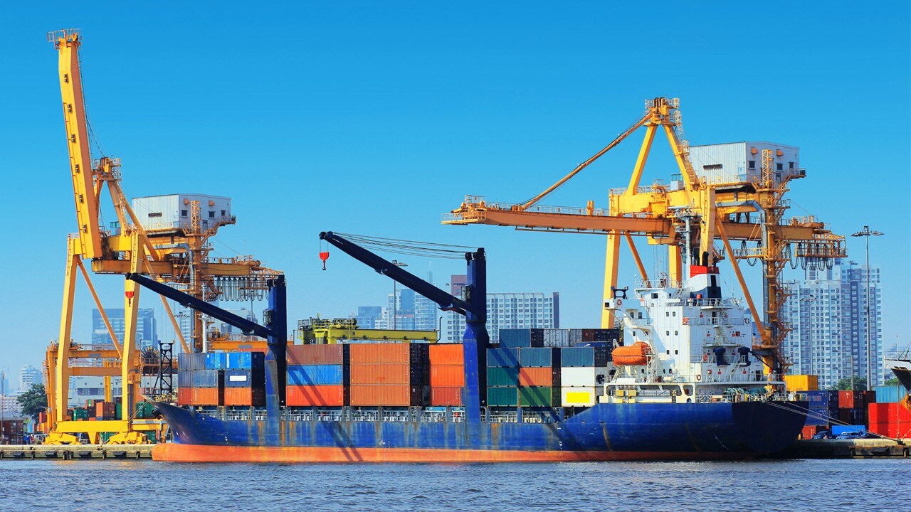 Tàu container neo tại cảng.