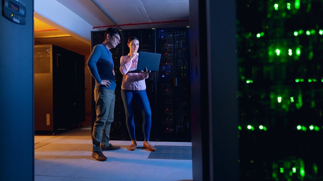 MSSP experts monitoring and collaborating in a server room