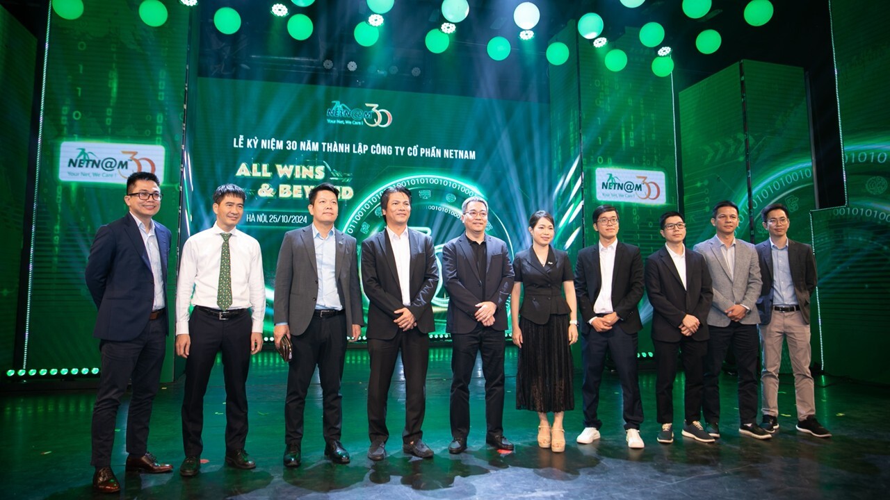 NetNam expert team celebrating the company’s 30th anniversary.
