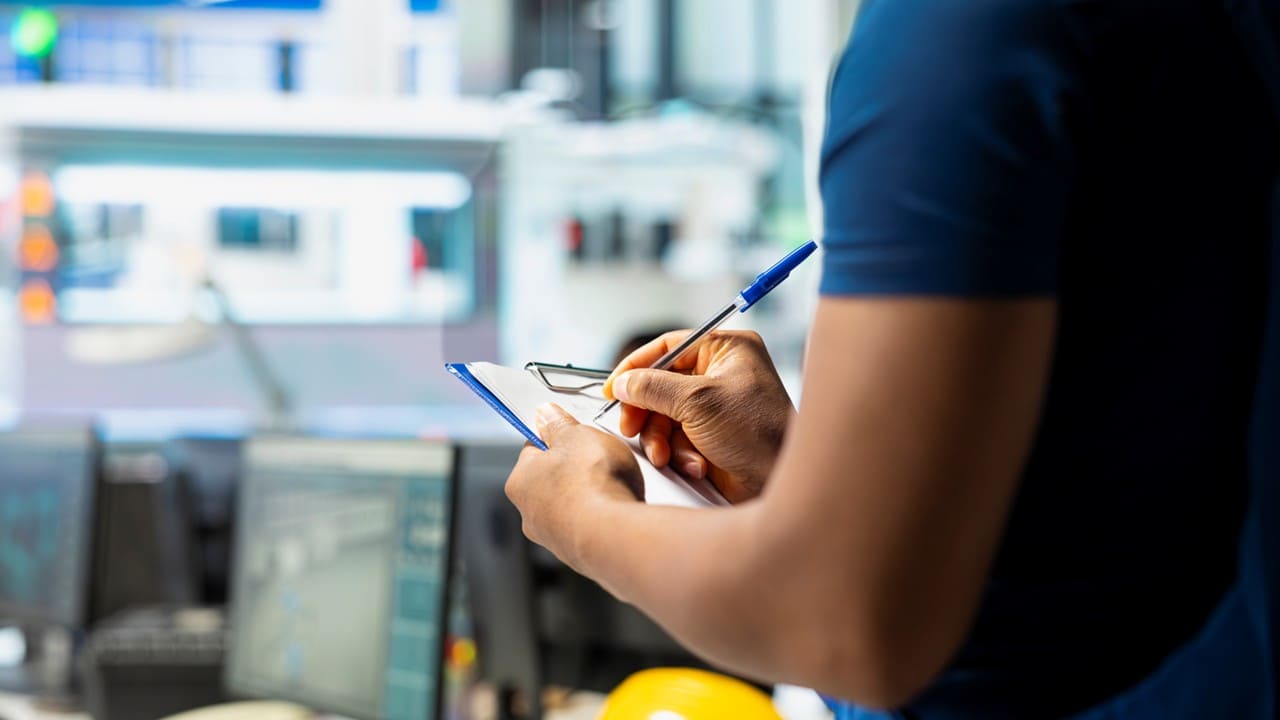 Kỹ sư đang kiểm tra hệ thống CNTT