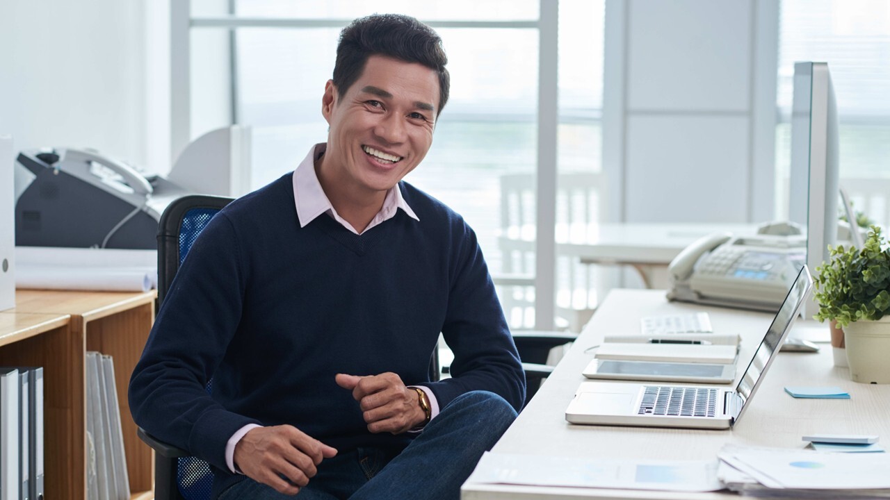 Nhân viên đang ở trong văn phòng