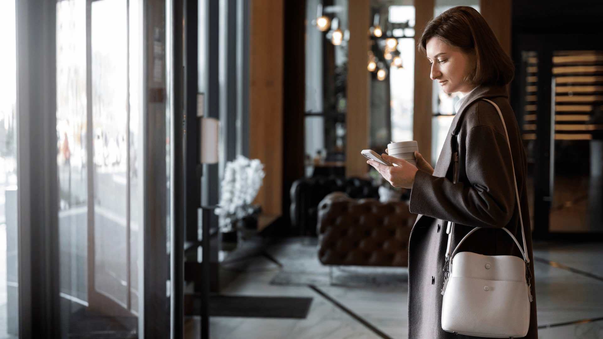 A customer happily leaving the hotel and give good feedback