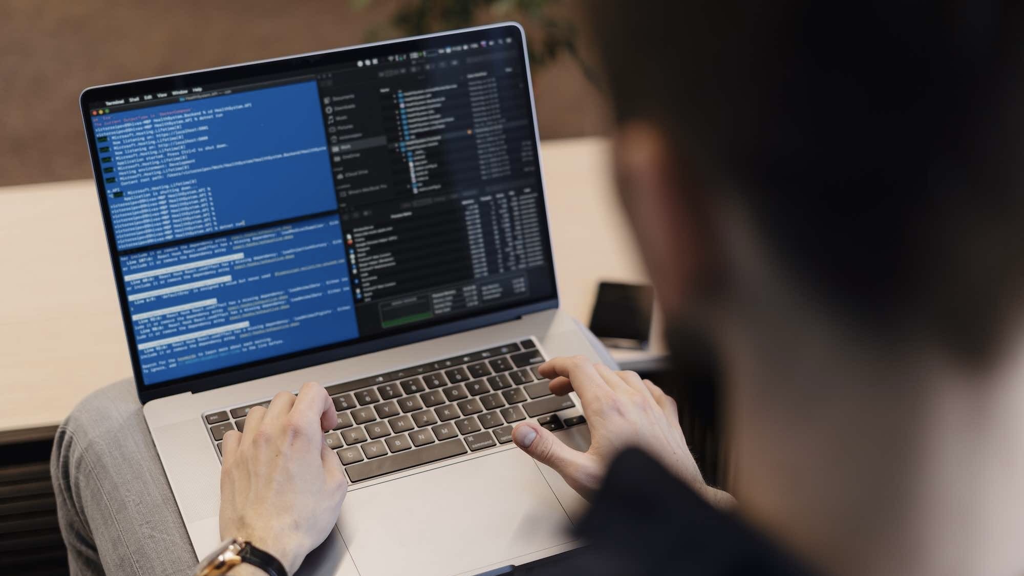 Nhân viên IT đang code trên máy tính