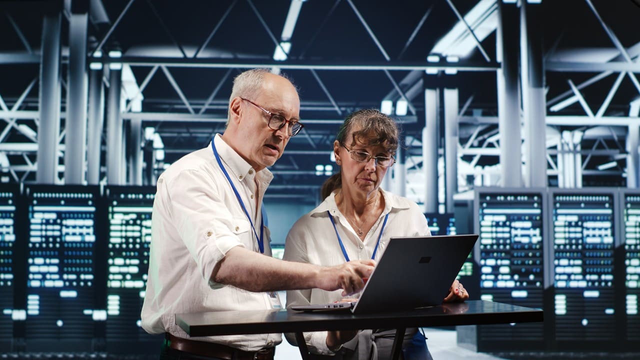 2 nhân viên IT đang ở trong phòng sever