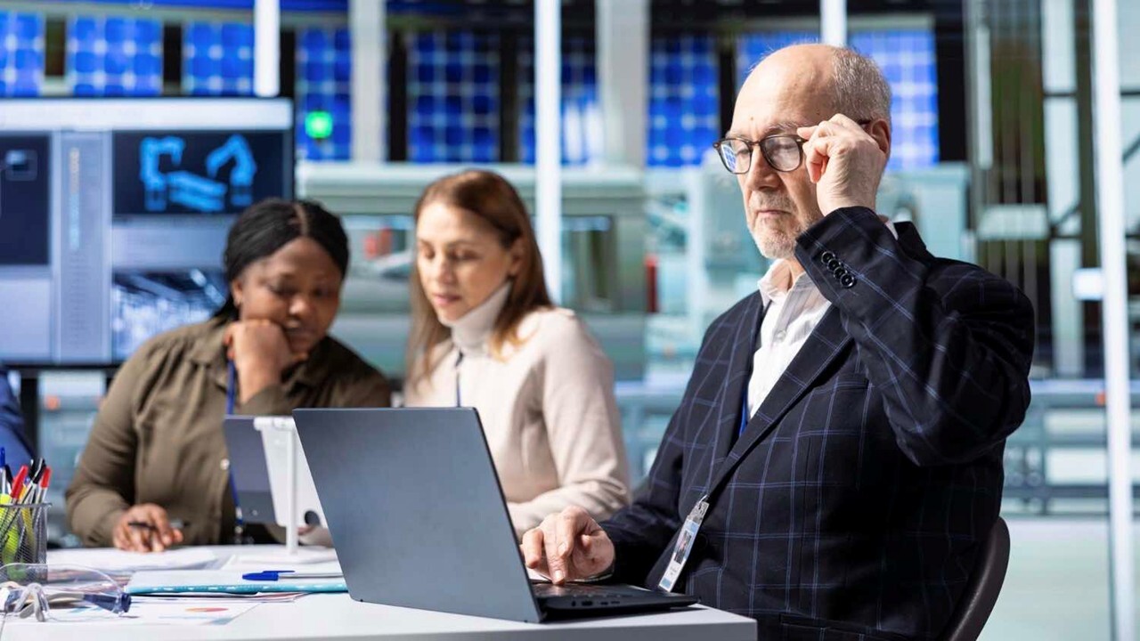 Chuyên gia làm việc với laptop trong văn phòng hiện đại.