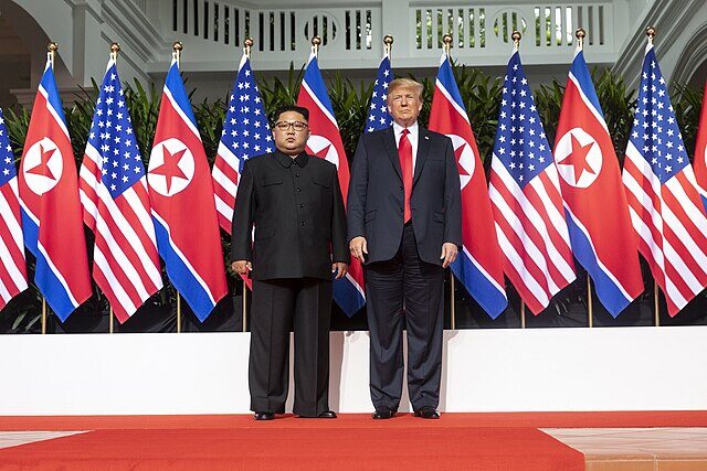 Trump_and_Kim_pose_a_photo_before_Singapore_Summit